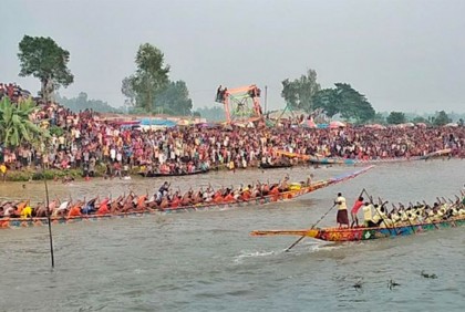 বগুড়ায় ঐতিহ্যবাহী নৌকাবাইচ দেখতে মানুষের ঢল