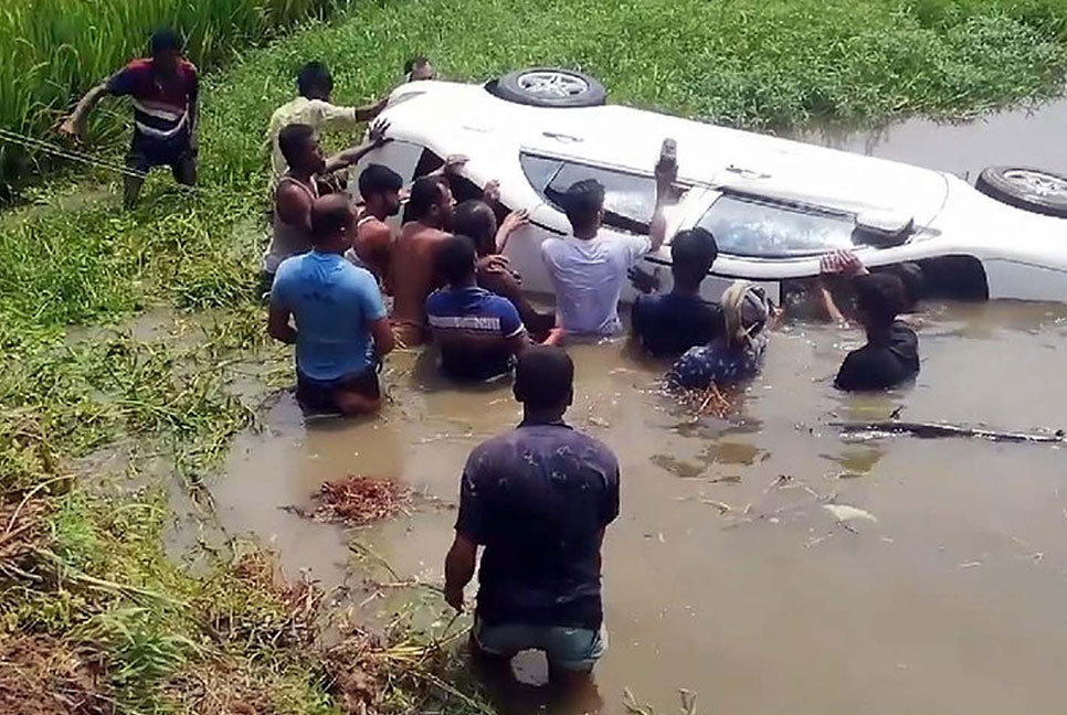 বগুড়ায় নিয়ন্ত্রণ হারিয়ে খালে প্রাইভেটকার, নিহত ২