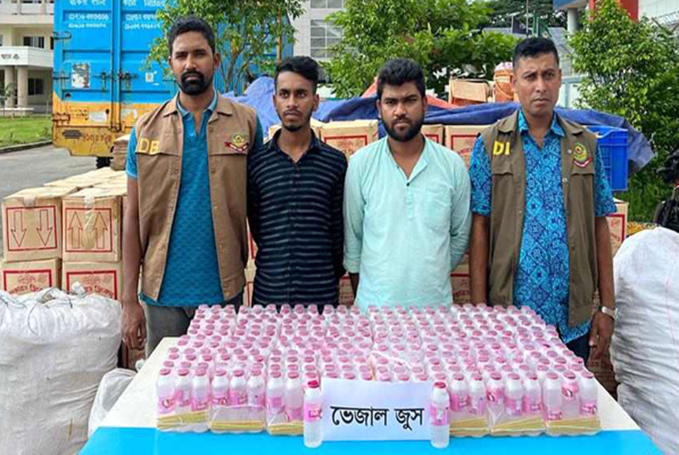 নকল জুস কারখানায় অভিযান, গ্রেফতার ২