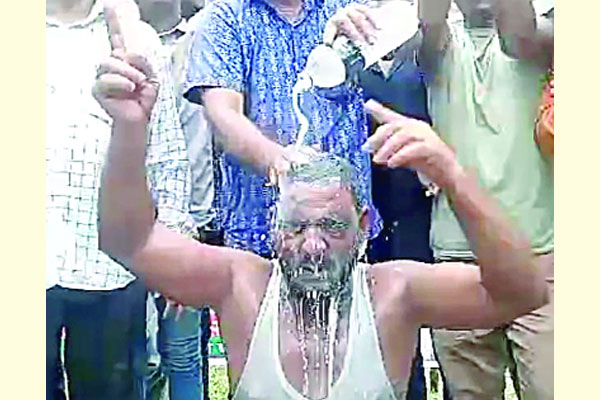 মাথায় ৪০ লিটার দুধ ঢেলে আওয়ামী লীগ কর্মী বিএনপিতে