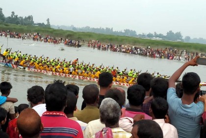 দৃষ্টিনন্দন নৌকা বাইচ প্রতিযোগিতা দেখতে নদীর দু’পাড়ে মানুষের ঢল 