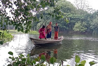 নৌকাই গ্রামবাসীর একমাত্র ভরসা