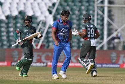 মিরাজ-শান্তর ফিফটিতে ছুটছে টাইগাররা