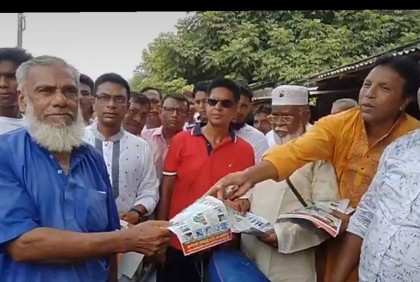 সাতক্ষীরায় নৌকায় ভোট চেয়ে গণসংযোগ ও উন্নয়নের লিফলেট বিতরণ 