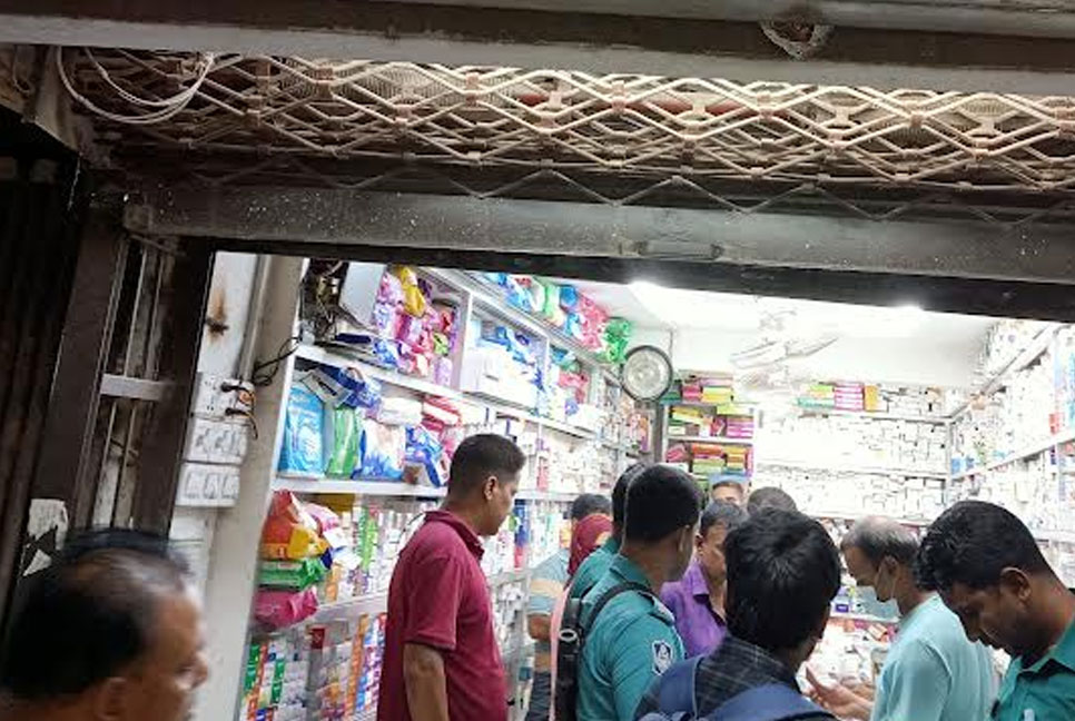 ৯০ টাকার স্যালাইন ৪৫০ টাকা!