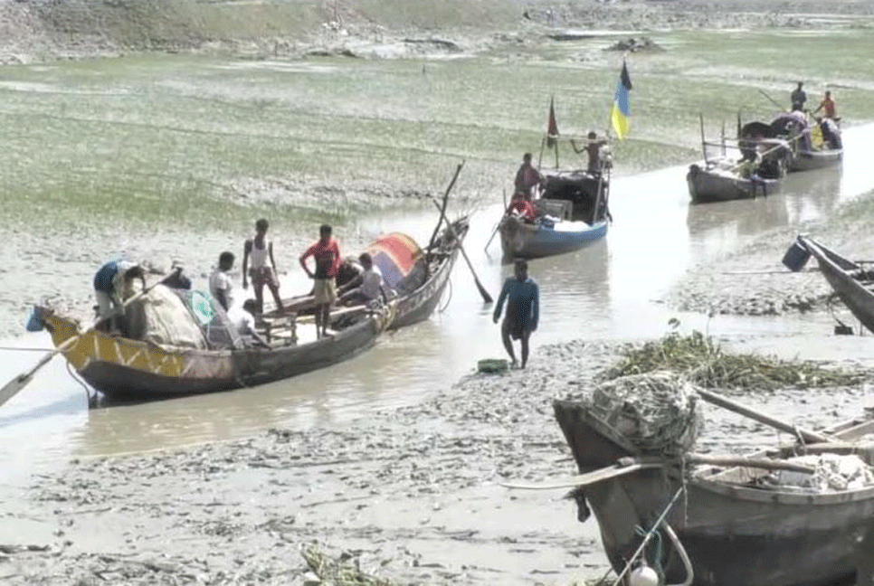 ফেনী নদীতে মিলছে না ইলিশ, হতাশ জেলেরা