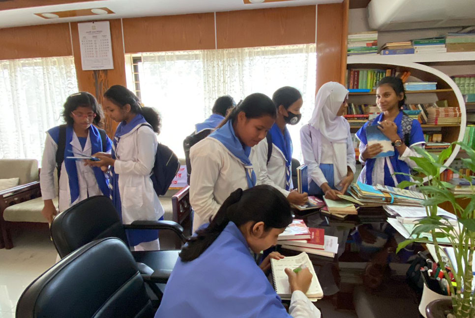 ইউএনও অফিসের আলমারীতে সাজিয়ে রাখা বই পড়ছে শিক্ষার্থীরা