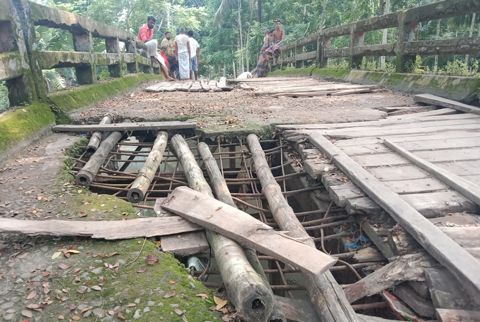 ঝুঁকিপূর্ণ ভাঙা সেতুতে দুই ইউনিয়নের বাসিন্দাদের দুর্ভোগ
