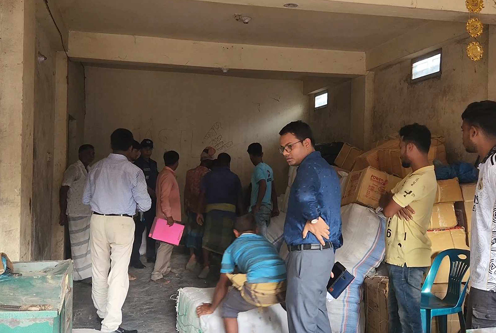 নেত্রকোনায় নিষিদ্ধ পলিথিন জব্দ, মালিককে জরিমানা 