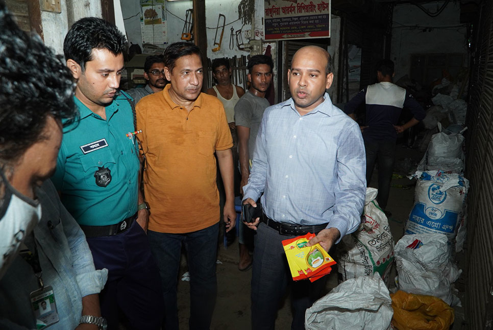 চট্টগ্রামে ৪০ ব্র্যান্ডের ৫০ হাজার প্যাকেট নকল চা জব্দ