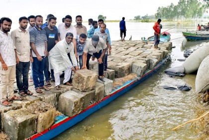 বগুড়ায় যমুনার ভাঙন রোধে সিসি ব্লক জিও ব্যাগ স্থাপন