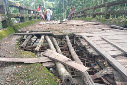 ঝুঁকিপূর্ণ ভাঙা সেতুতে দুই ইউনিয়নের বাসিন্দাদের দুর্ভোগ