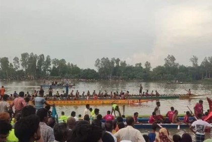 সিরাজগঞ্জে নৌকা বাইচ প্রতিযোগিতা