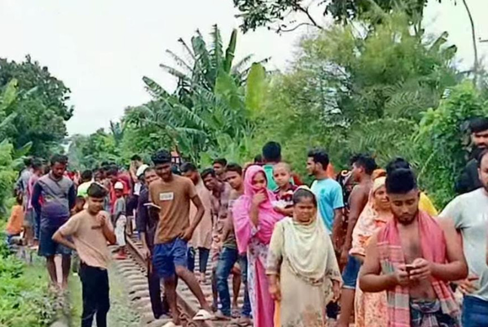 যশোরে ট্রেনে কাটা পড়ে 
চাচা-ভাতিজা নিহত