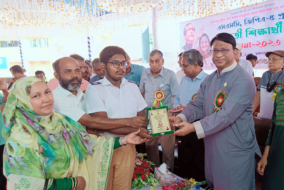 'বঙ্গবন্ধুকন্যার
নেতৃত্বে এগিয়ে যাচ্ছে বাংলাদেশ'