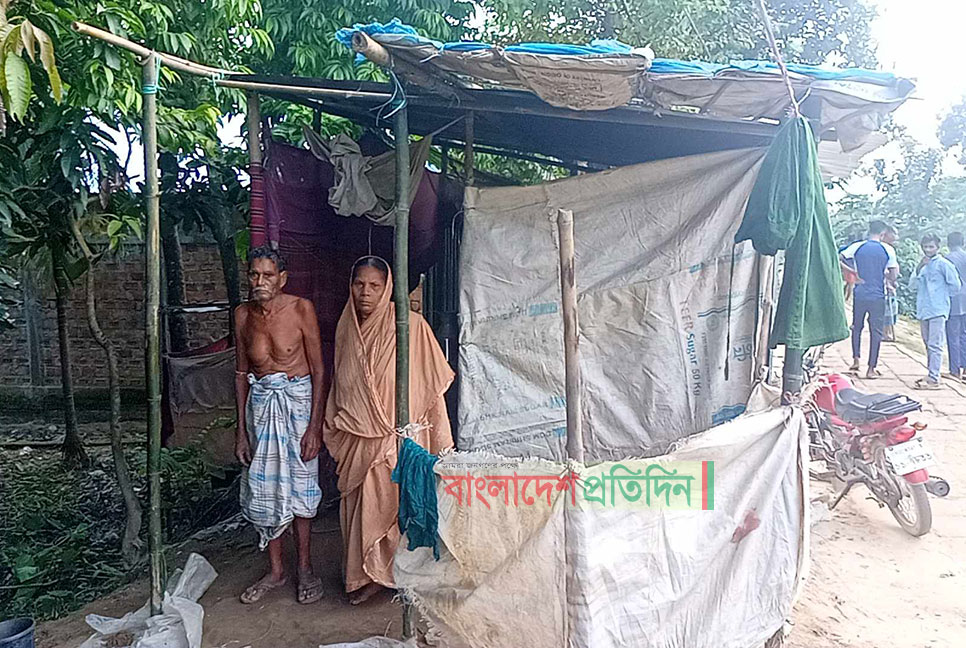 সম্পত্তি লিখে নিয়েছে সন্তানরা, নদীর পাড়ে দিন কাটছে বৃদ্ধ বাবা-মায়ের