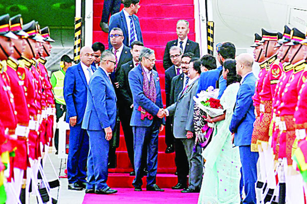 রাষ্ট্রপতিকে লাল গালিচা অভ্যর্থনা ইন্দোনেশিয়ায়