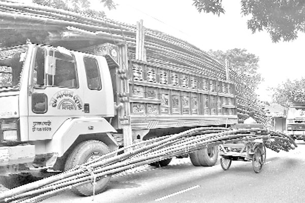 সড়কে বাঁশভর্তি ট্রাক আতঙ্ক