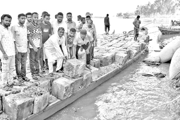 ভাঙন রোধে যমুনায় সিসি ব্লক, জিও ব্যাগ