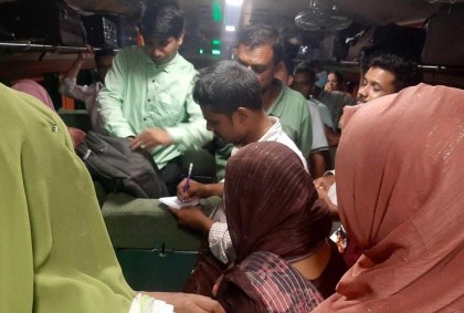 ট্রেনের কামরাটি হয়ে গেল অপারেশন থিয়েটার! 