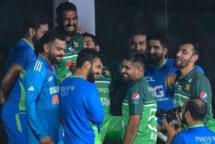 বাবরের অধিনায়কত্ব নিয়ে প্রশ্ন তুললেন গাভাস্কার!