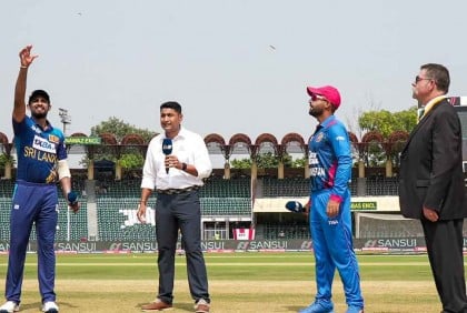 বাঁচা মরার ম্যাচে টসে জিতে ব্যাটিংয়ে শ্রীলঙ্কা

