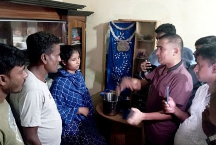 অস্ত্রের মুখে বাড়িতে জিম্মি করে টাকা লুট