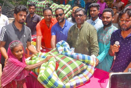 বগুড়ায় বানভাসি মানুষের মাঝে সহায়তা