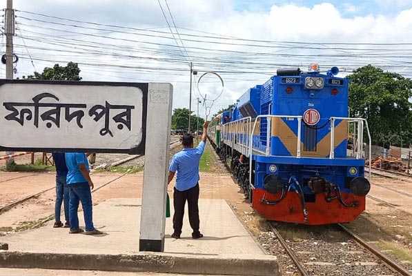 পদ্মা সেতু হয়ে ভাঙ্গা রেলপথ, ফরিদপুর থেকে ছেড়ে গেল ট্রায়াল ট্রেন
