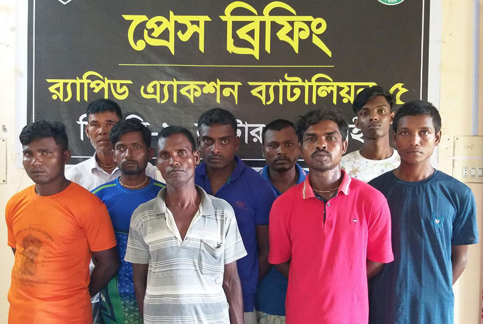 সিংড়ায় চোলাই মদসহ ৯ জন আটক