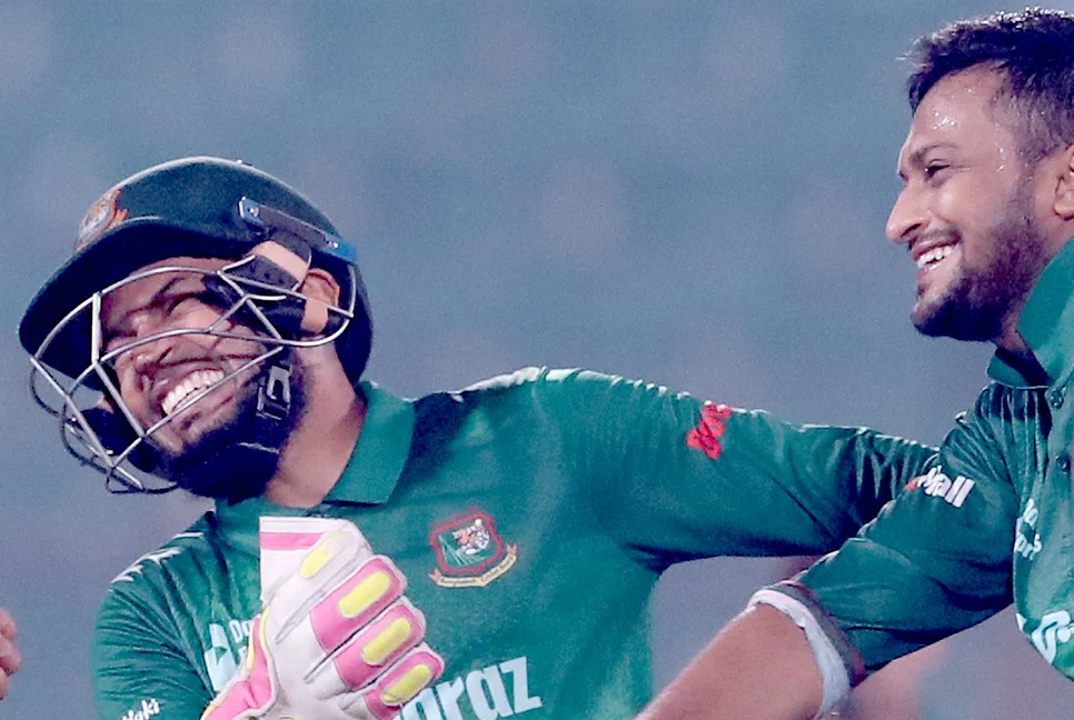 সাকিব-মুশফিকের ব্যাটে ঘুরে দাঁড়াচ্ছে টাইগাররা