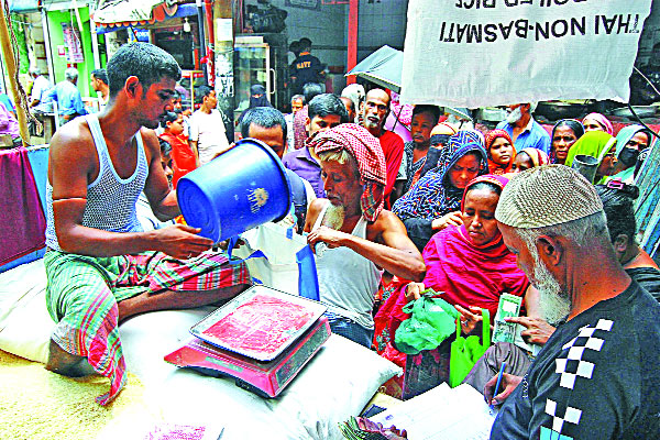 ওএমএসের চাল ও আটা কিনতে ভিড়