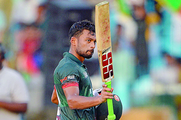 ক্রিকেটের বাইরে বাইশগজের স্তম্ভ