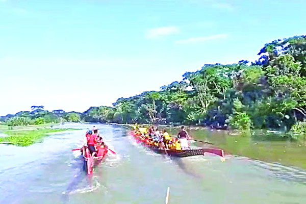 শরীয়তপুরে ঐতিহ্যবাহী নৌকাবাইচ