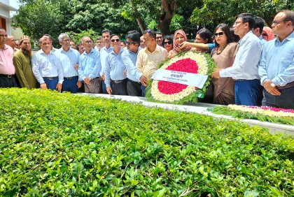 জাতির পিতার সমাধিতে দুই শতাধিক যুগ্ম সচিবের শ্রদ্ধা
