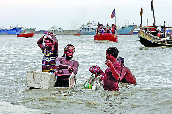 ভরা মৌসুমে বঙ্গোপসাগর থেকে ইলিশ ধরে জেলেরা