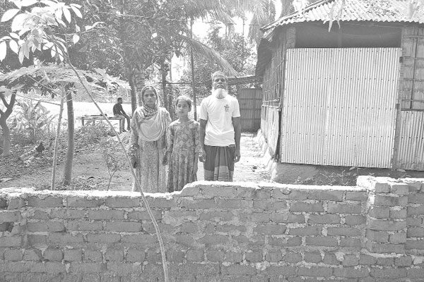 দেয়াল নির্মাণ করে রাস্তা বন্ধ