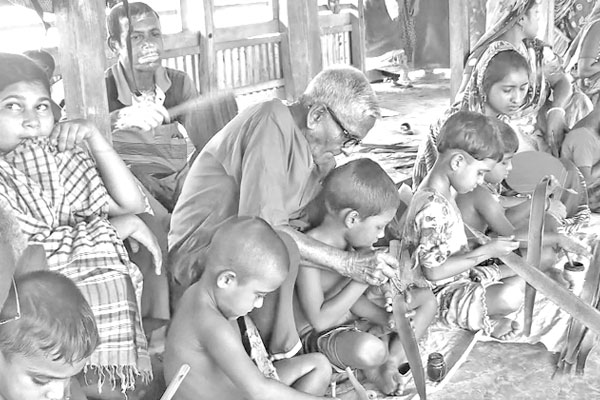 ১৮ বছর ধরে তালপাতায় হাতেখড়ি শিশুদের