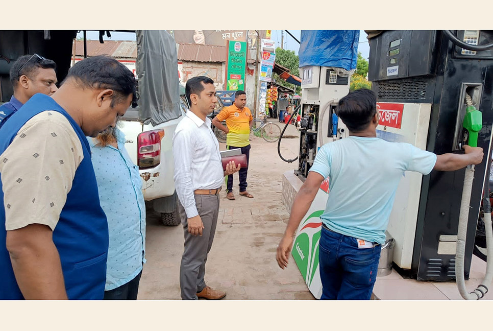 বগুড়ায় পরিমাপে তেল কম দেয়ায় ফিলিং স্টেশনকে জরিমানা

