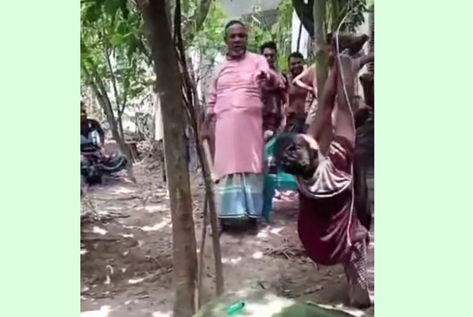 কুমিল্লায় যুবককে উল্টো করে ঝুলিয়ে পেটালেন ইউপি সদস্য