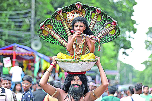 বর্ণাঢ্য আয়োজনে জন্মাষ্টমী
