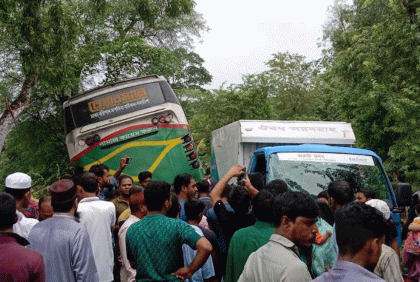 দুমকিতে গাছের সাথে যাত্রীবাহি বাসের ধাক্কা, আহত ১৫