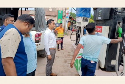 বগুড়ায় পরিমাপে তেল কম দেয়ায় ফিলিং স্টেশনকে জরিমানা

