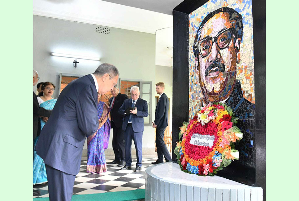 বঙ্গবন্ধুর প্রতিকৃতিতে রুশ পররাষ্ট্রমন্ত্রীর শ্রদ্ধা