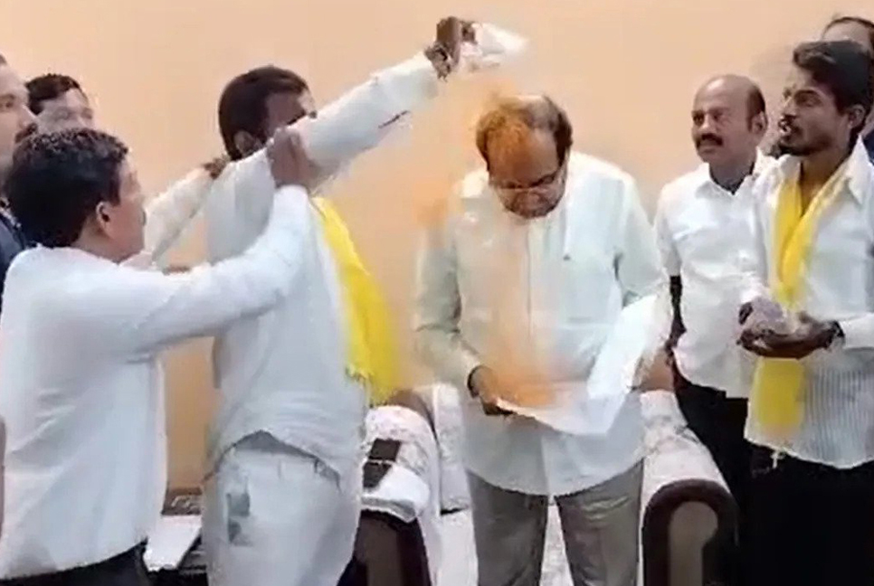 মন্ত্রীর গায়ে হলুদের গুঁড়া ছিটিয়ে দিলেন কোটার দাবিতে আসা ব্যক্তি (ভিডিও)

