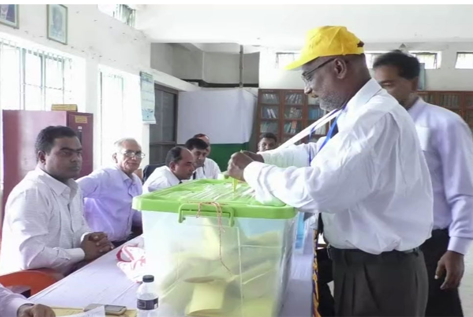 কুড়িগ্রামে আইনজীবী সমিতি নির্বাচনে
আওয়ামী লীগ সমর্থিতদের জয়