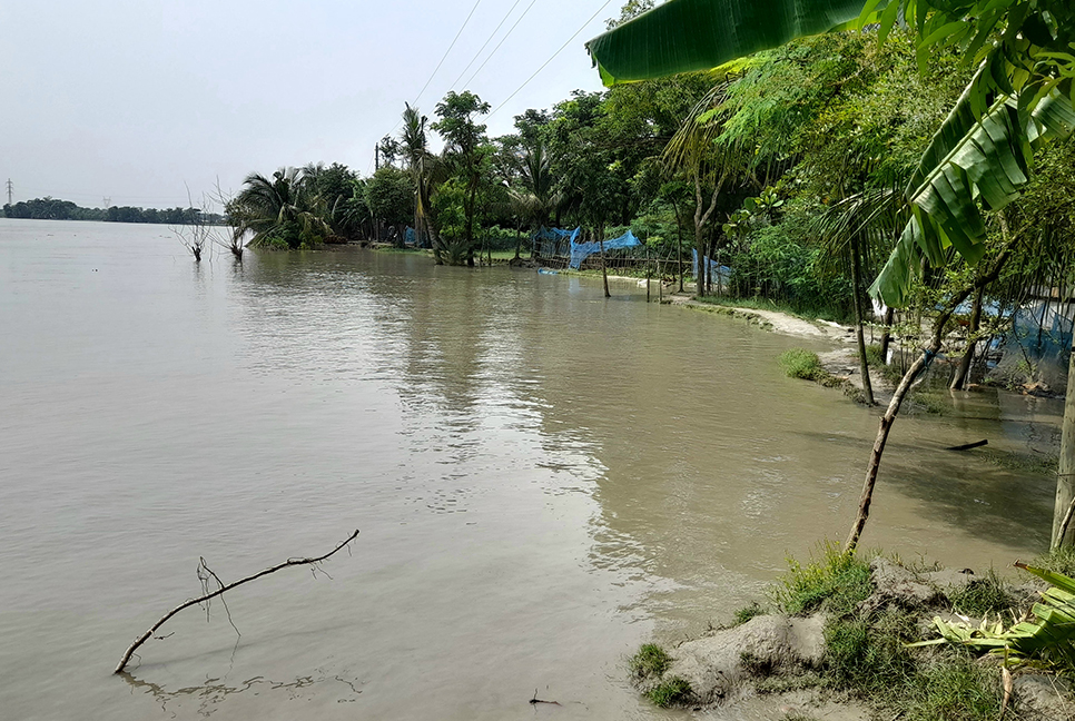 বাগেরহাটে নৌ চ্যানেলে দেড় কিলোমিটার এলাকা জুড়ে তীব্র ভাঙন