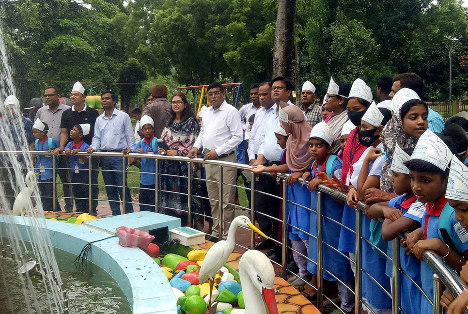 চাঁপাইনবাবগঞ্জে ঝরে পড়া শিক্ষার্থীদের নিয়ে পার্ক ঘুরলেন ডিসি
