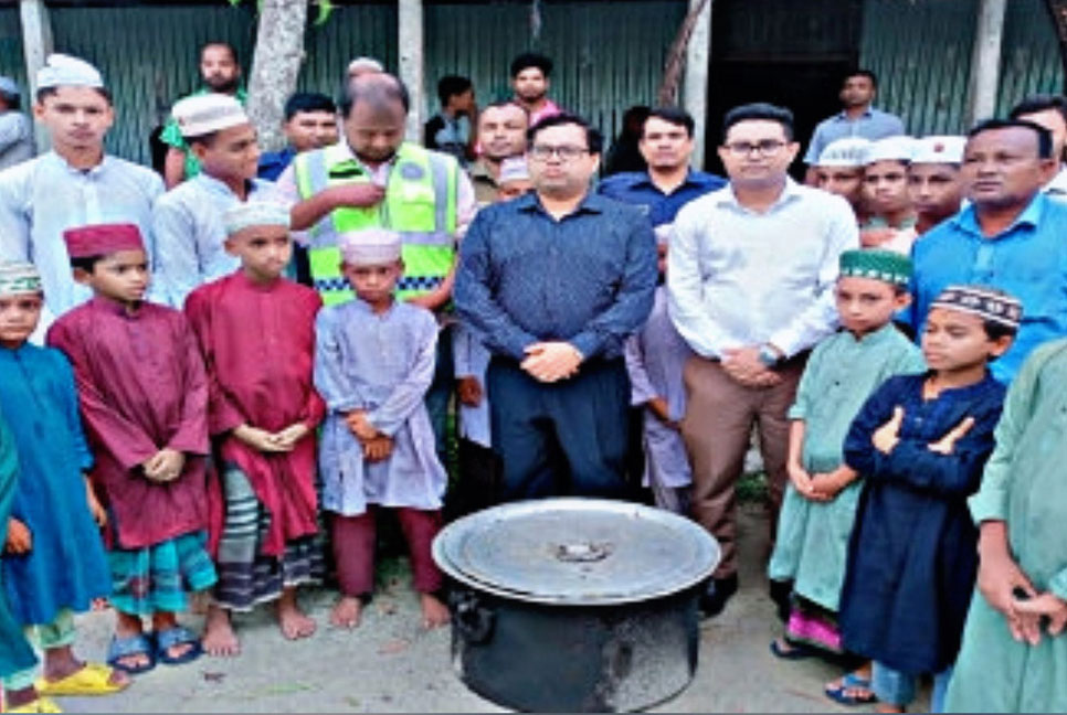 বাল্যবিবাহ বন্ধ করে এতিম খানায় খাবার পাঠালেন ইউএনও