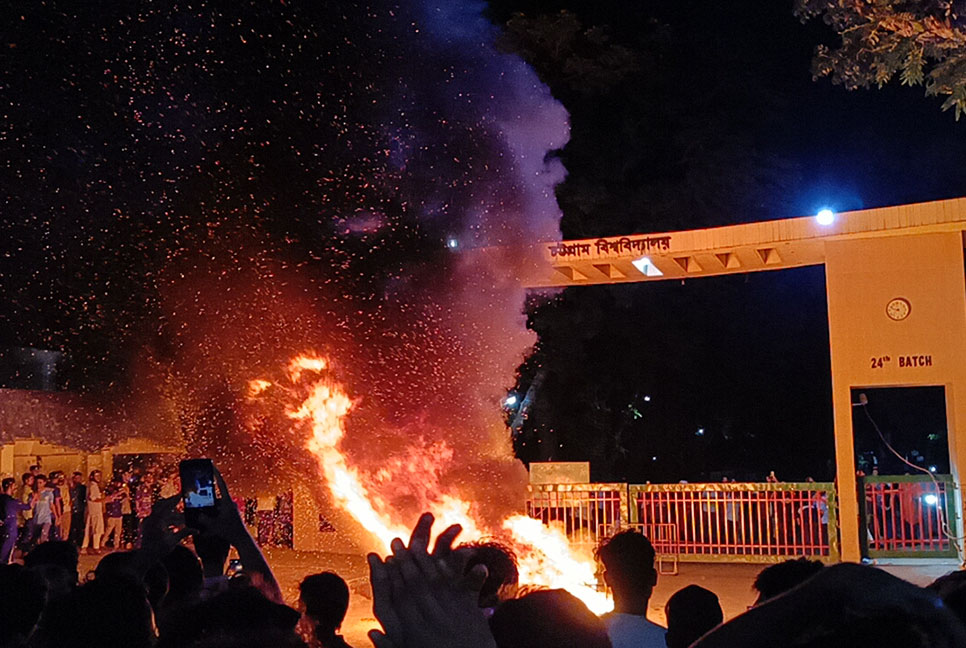 মধ্যরাতে তাণ্ডব চবি ক্যাম্পাসে; ৬০ যানবাহন ভাঙচুর